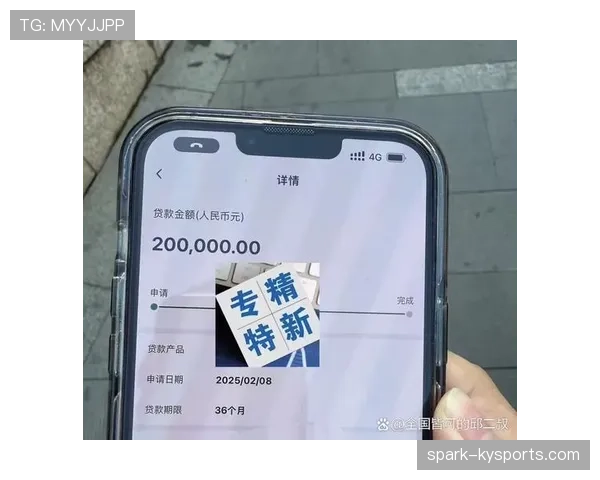 邢傲伟拿着一碗泡面站街角，手机上那信用额度把我工资都逼到角落里